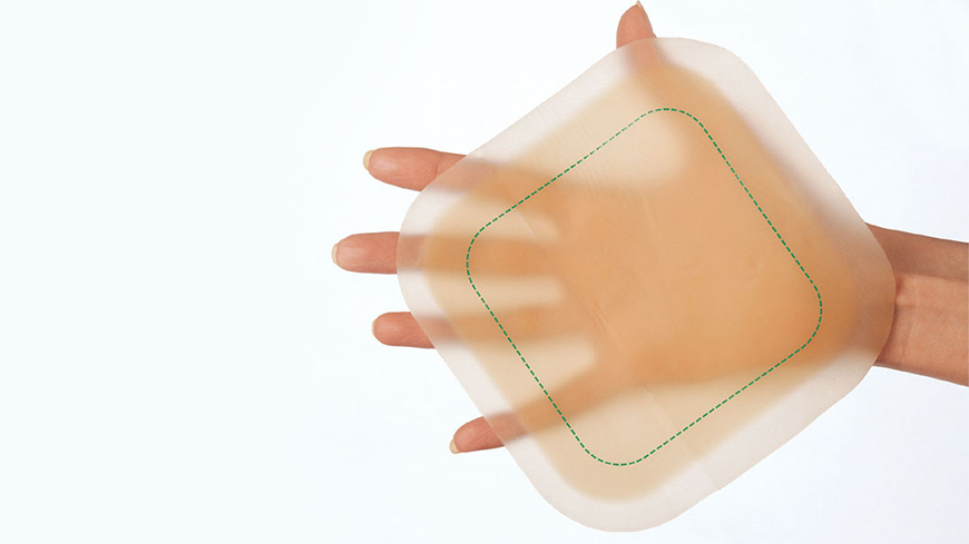 yara pansumanı tutan bir el