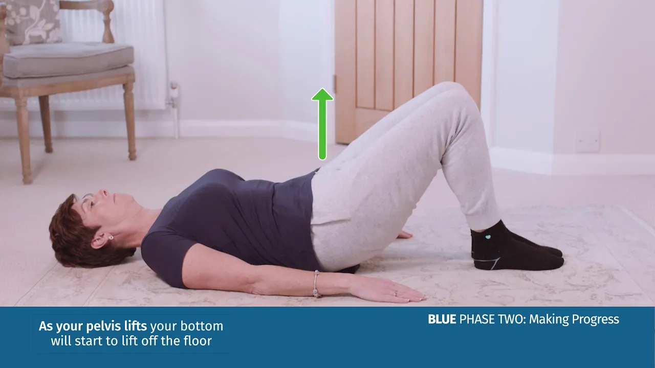 eine Person, die auf dem Boden liegt