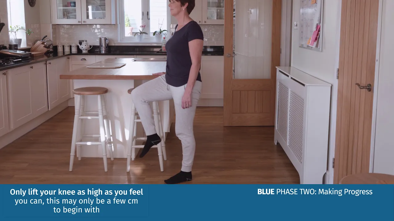 eine Person, die in einer Küche steht