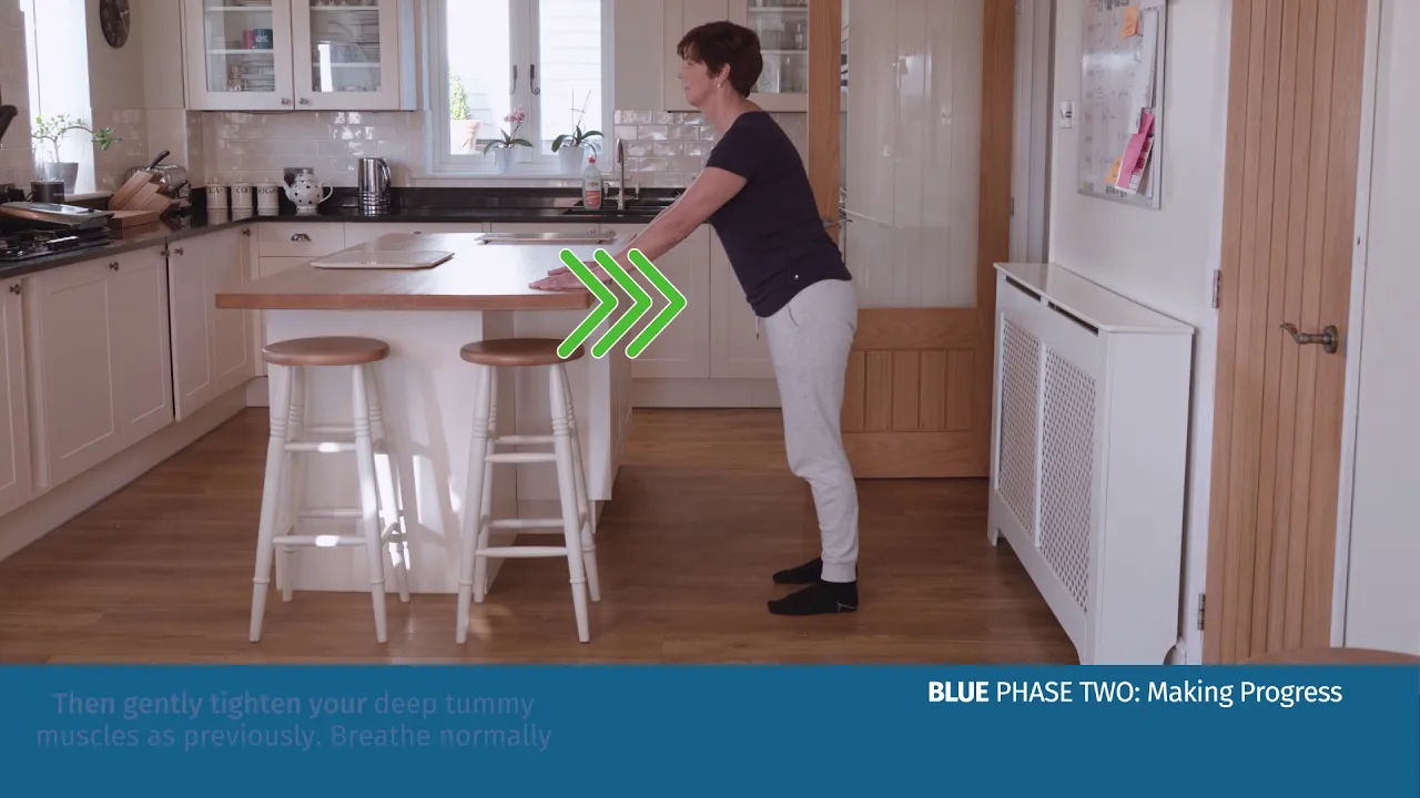 eine Person, die in einer Küche steht