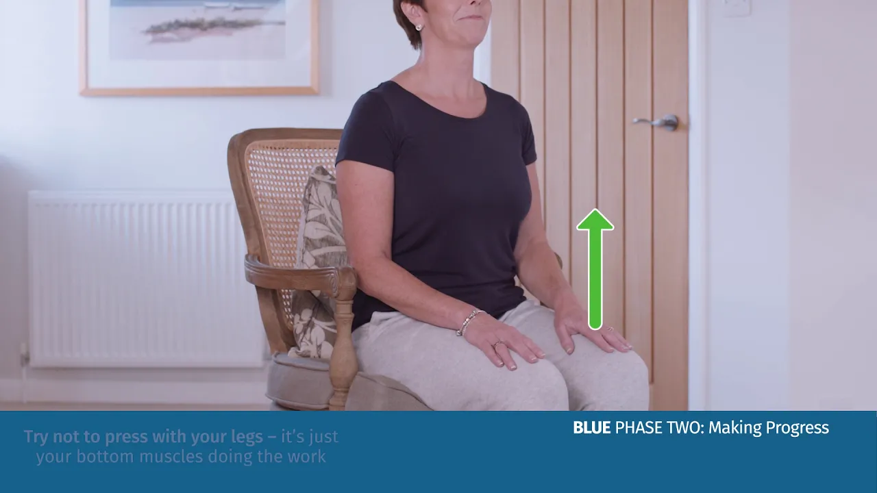 eine Person, die auf einem Stuhl sitzt