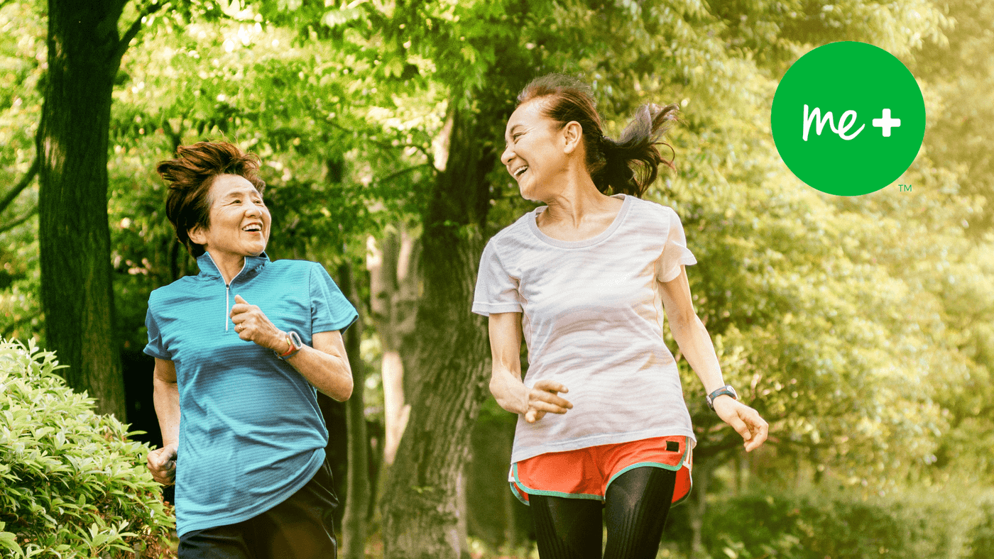 Två kvinnor som springer i skogen