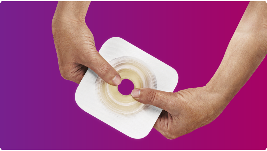 händer som håller en Convatec Mouldable Technology-basplatta